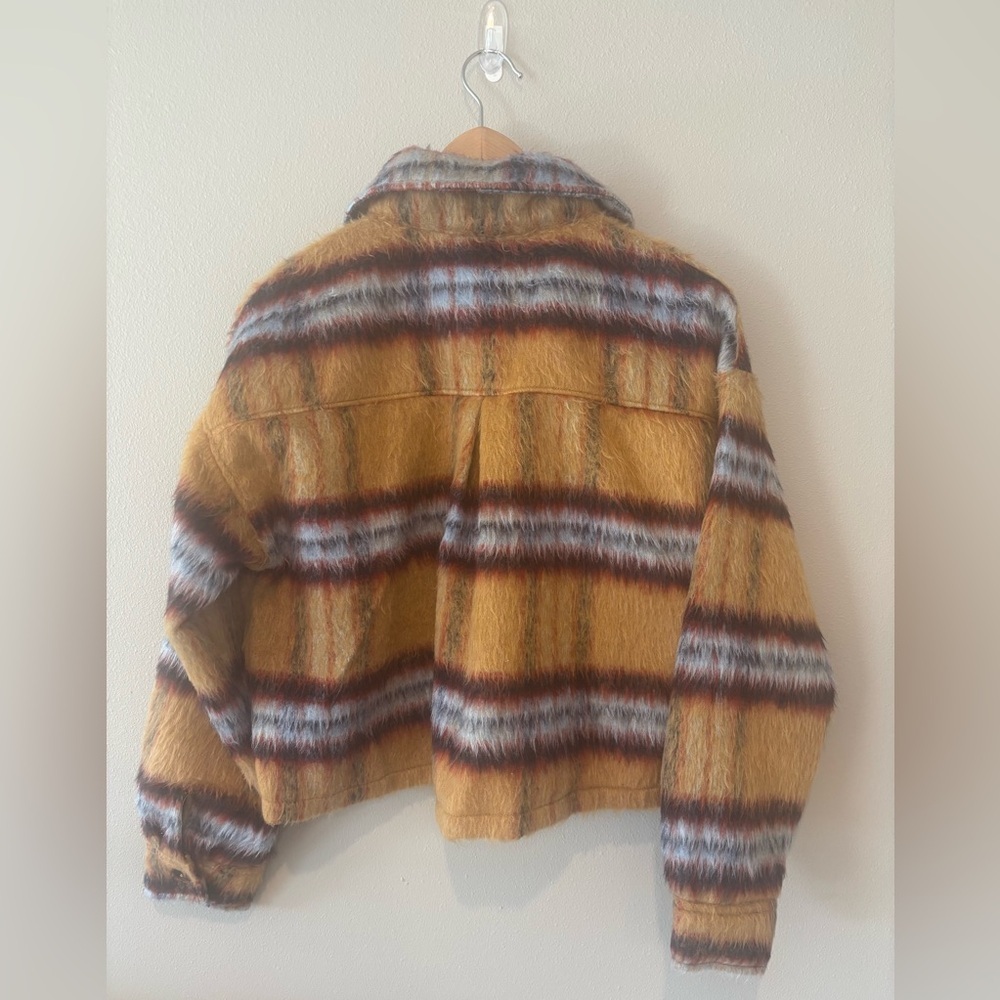 VIGOSS Women’s Cropped Tan‎ Fuzzy Button Up Jacket NWT Size Small - Picture 2 of 10